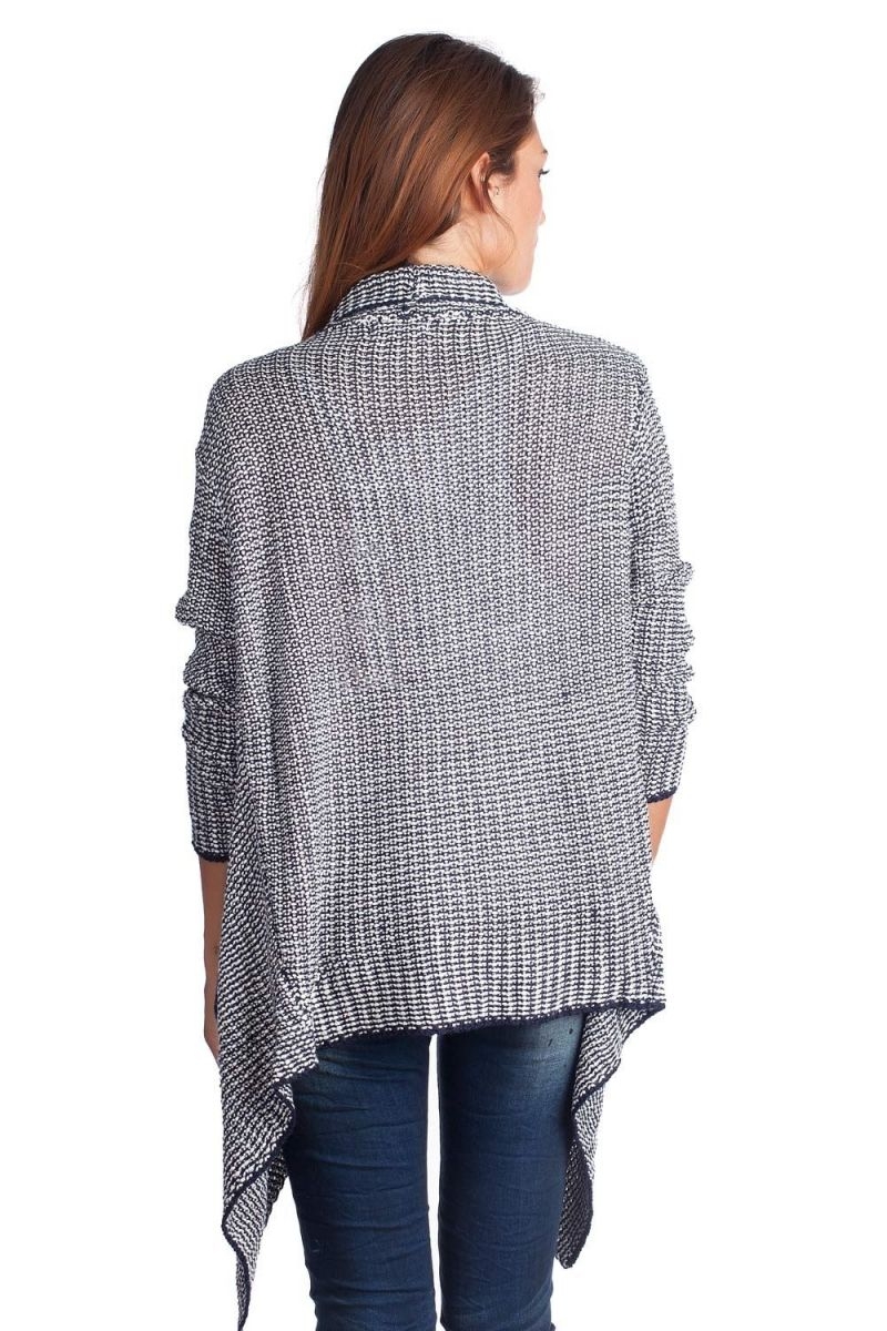 Chaqueta de punto grueso azul jaspeada. Prenda de abrigo de máxima